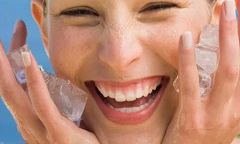 Sử dụng đá lạnh là cách làm đẹp da hiệu quả và ít tốn kém